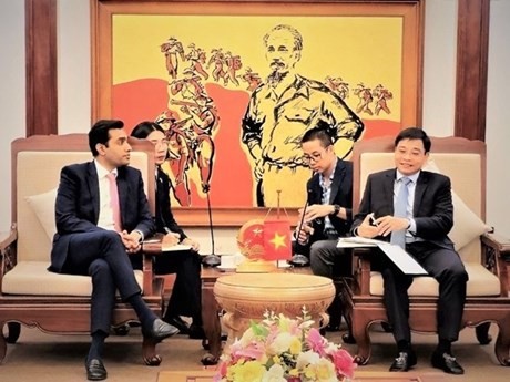 Le ministre des Transports Nguyên Van Thang (à droite) et le directeur général de Adani Ports and Special Economic Zones (APSEZ) Karan Adanin. Photo: VNA
