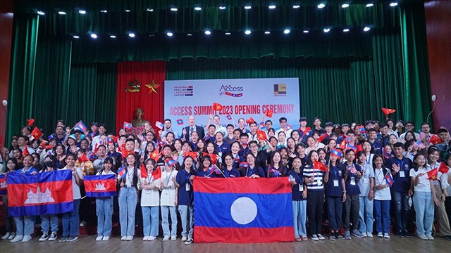 Plus de 100 élèves et enseignants en anglais participent au Camp d'été d'anglais. Photo : Dân tôc & Phat triên