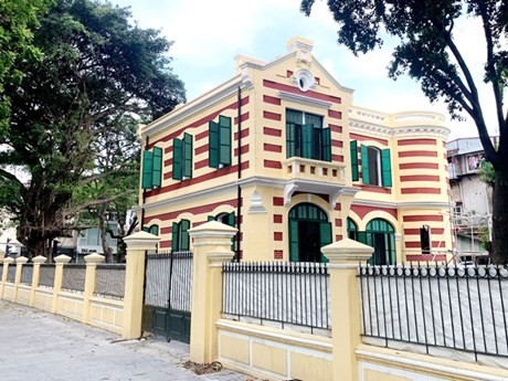 L’ancienne villa située au 49, rue Trân Hung Dao - au 46, rue Hang Bai, à Hanoï, est restaurée selon les principes et les méthodes appliqués en France. Photo: hanoimoi.com.vn