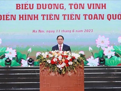Le Premier ministre Pham Minh Chinh préside la conférence du Conseil central d'émulation et de récompense. Photo : VNA