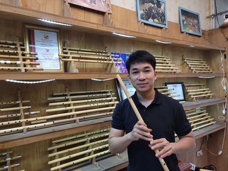 L’Artisan national dans la fabrication d’instruments de musique traditionnels Nguyên Van Mao. Photo : Quê Anh/CVN.