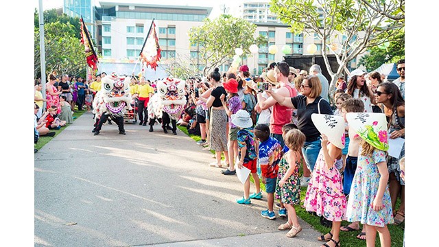 Diverses activités attrayantes lors du Festival des lanternes du Vietnam. Photo: thoidai.com.vn