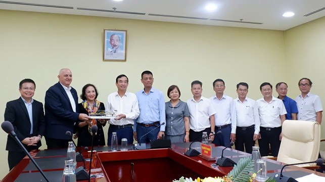 Le président du Comité populaire de la ville de Dà Nang, Lê Trung Chinh, offre un cadeau de souvenir au représentant de la compagnie MM Mega Market Vietnam. Photo: baodautu.vn