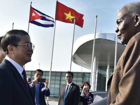 Le Président de l’Assemblée nationale cubaine Esteban Lazo Hernandez à son arrivée à l’aéroport international de Nôi Bài . Photo: VNA