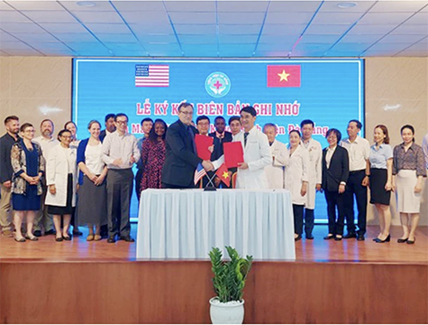 La signature de l'accord de coopération entre l'hôpitale de Dà Nang et la Mayo Clinic. Photo : doanhnghiepvn.vn