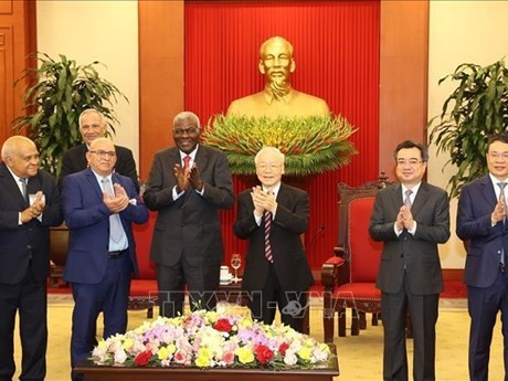 Le Secrétaire général du Parti communiste du Vietnam, Nguyên Phu Trong (3e, de droite à gauche) et le Président de l’Assemblée nationale du Pouvoir populaire Esteban Lazo Hernández (4e), à Hanoi, le 27 septembre. Photo : VNA.