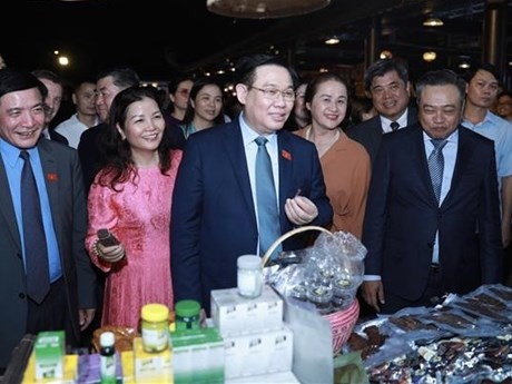 Le Président de l’Assemblée nationale vietnamienne, Vuong Dinh Huê, visite un stand du Festival des villages de métier du Vietnam 2023. Photo : VNA.