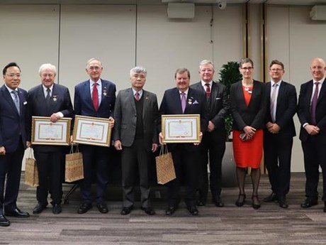 L'Union des organisations d'amitié du Vietnam remet la médaille « Pour la paix et l'amitié entre les nations » à Ben Chapman, Warwick Morris et Paul Smith, co-fondateurs de Vietnam UK Network. Photo : VNA.