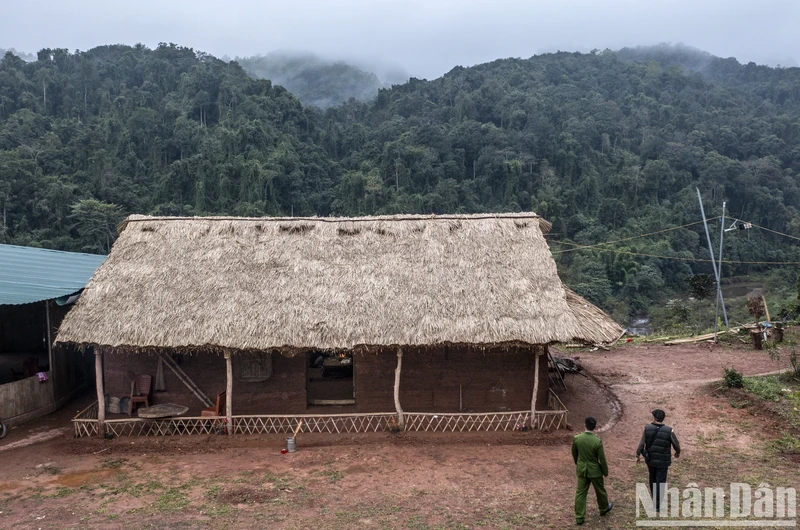La maison traditionnelle « nhà trình tường » au tripoint frontalier. Photo : NDEL.