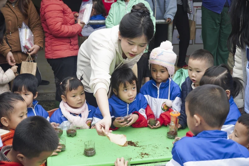 Les jeunes du projet Stripe et les enfants lors de la Journée du Volontariat 2024. Photo : nhandan.vn