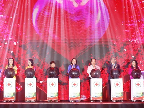 La Présidente par intérim de la République Vo Thi Anh Xuân lance le Mois humanitaire national 2024 à la ville de Diên Biên Phu. Photo: VNA