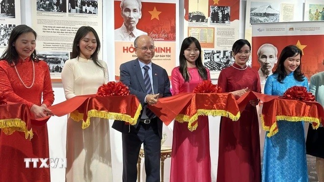 Des délégués coupent la bande d'inauguration de l'exposition. Photo : VNA.