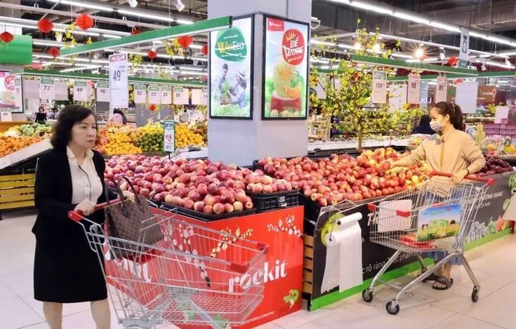 Des gens font des achats dans le supermarché WinMart Vo Thi Sau, dans l’arrondissement de Hai Bà Trung, à Hanoi. Photo : VNA
