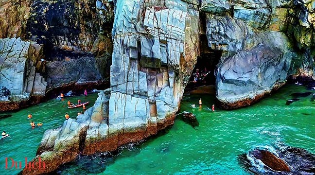 Situé à 20 km au nord de la ville de Quy Nhon (Binh Dinh), le village de pêcheurs de Nhon Ly est une célèbre attraction touristique. Photo : tcdulichtphcm.vn