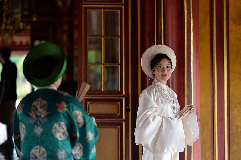 Le Dai Nôi (Grand Intérieur) de Huê est un lieu apprécié pour les jeunes pour conserver des beaux moments avec l'ao dài. Photo : nhandan.vn