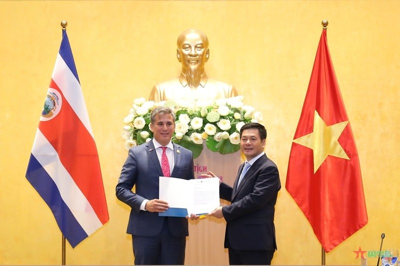 Le ministre costaricain du Commerce extérieur, Rica Manuel Tovar (gauche), remet au ministre de l'Industrie et du Commerce, Nguyen Hong Dien, une note sur la reconnaissance par son pays du statut d'économie de marché du Vietnam. Photo : qdnd.vn