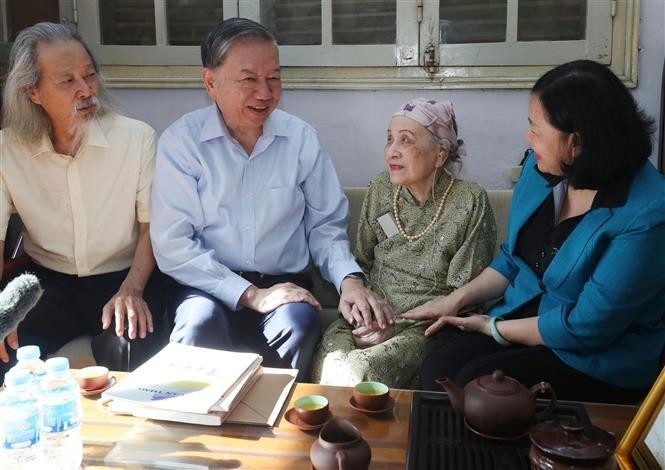 Le Secrétaire général et Président Tô Lâm rend visite à la famille du musicien Van Cao. Photo : VNA.