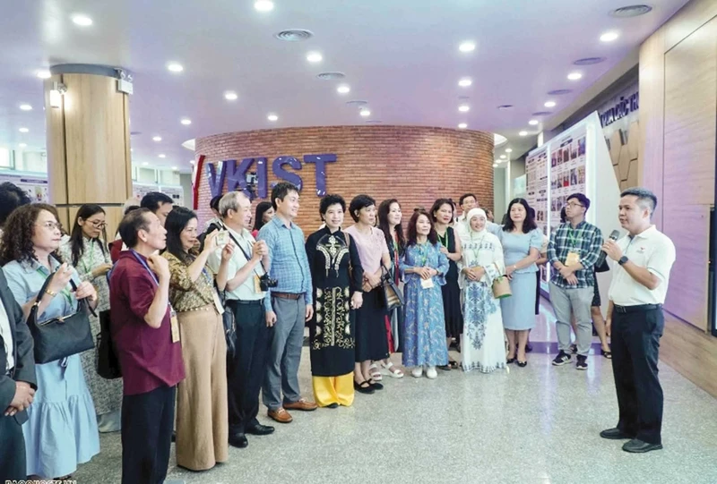 Les Vietnamiens à l'étranger sont revenus visiter le pays à l'occasion de la 4e Conférence mondiale des Vietnamiens de l'étranger. Photo : baoquocte.vn