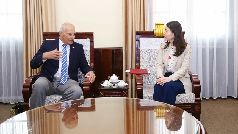 La vice-ministre Nguyên Minh Hang (à droite) et Reha Denemec, président du Conseil d'affaires Turquie-Vietnam (à gauche). Photo: baoquocte.vn