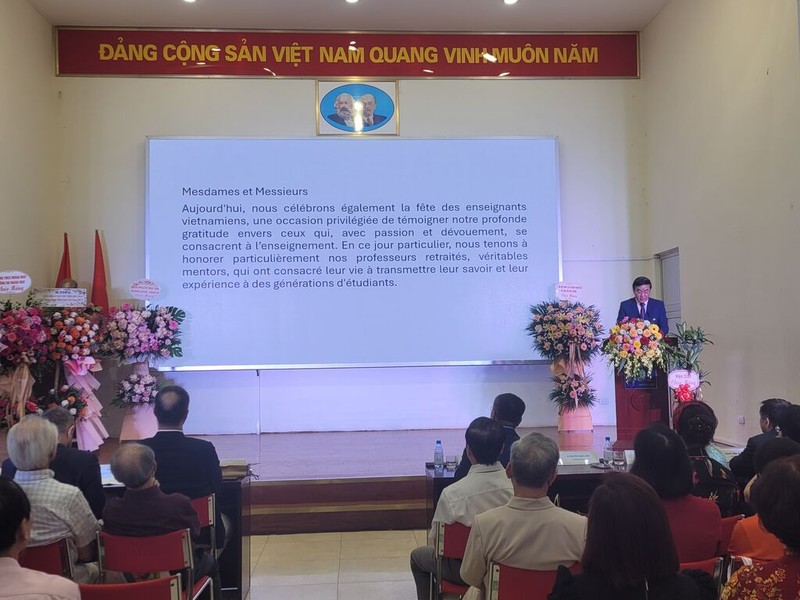 La cérémonie de célébration du 40e anniversaire du campus du Département de français de l’ULIS et de la Journée des enseignants vietnamiens, le 16 novembre à Hanoï. Photo : Quê Anh/CVN 