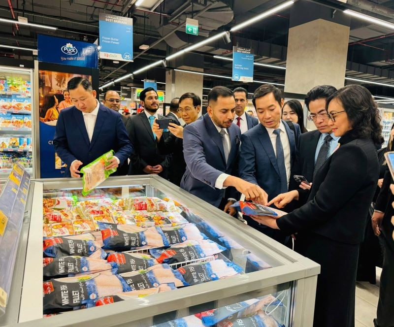 Plus de 300 produits vietnamiens ont été présentés dans le système de vente au détail de Lulu à Dubaï. Photo: baodautu.vn