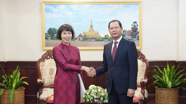 La Consule générale de la République socialiste du Vietnam à Pakse au Lao (à gauche) et le ministère lao des Affaires étrangères, Phoxay Khaykhamphithoune. Photo: baoquocte.vn