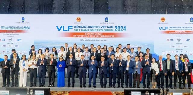  Le Premier ministre vietnamien Phạm Minh Chính et les délégués au Forum de la Logistique du Vietnam 2024. Photo : Portail d'information du Front de la Patrie de la province de Bà Ria-Vung Tàu.