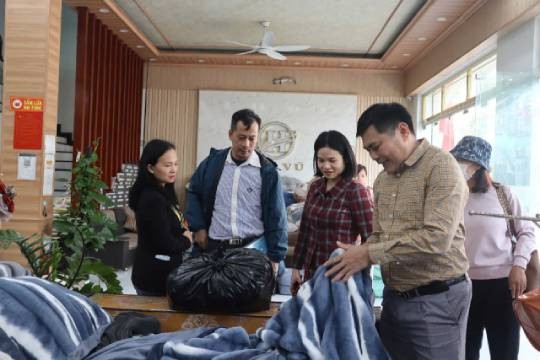 Les visiteurs au village artisanal de Trat Câu dans la commune de Tiên Phong, district de Thuong Tin à Hanoï. Photo: hanoimoi.vn