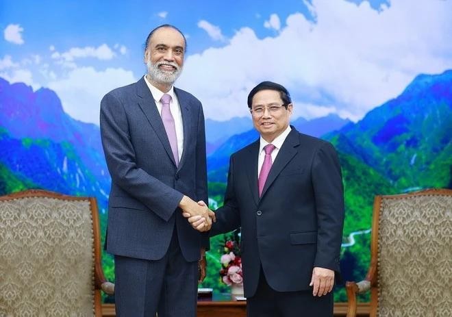 Le Premier ministre Pham Minh Chinh (droite) et Amandeep Singh Gill, secrétaire général adjoint pour les technologies numériques et émergentes et aussi envoyé du secrétaire général des Nations Unies pour la Technologie. Photo : VNA