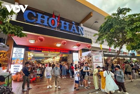  Le marché de Hàn à Dà Nang attire des touristes nationaux et internationaux. Photo : VOV.