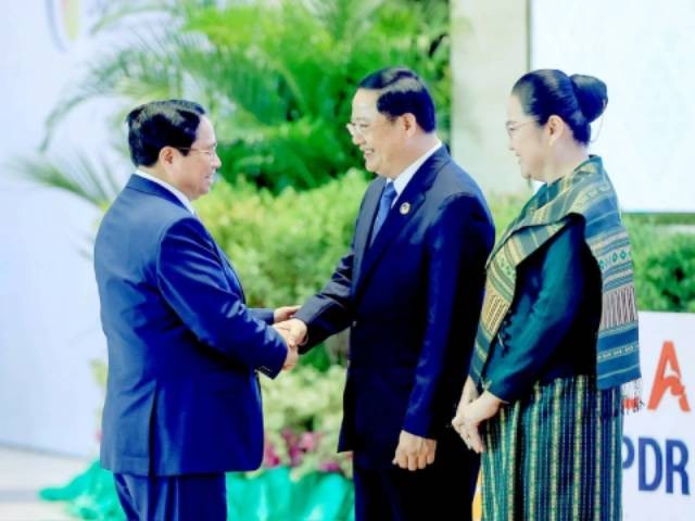 Le Premier ministre du Laos et son épouse ont accueilli le Premier ministre Pham Minh Chinh (à gauche) dans le hall du Centre national des conférences pour assister à la séance d'ouverture du sommet de l'ASEAN en octobre 2024. Photo : VGP.