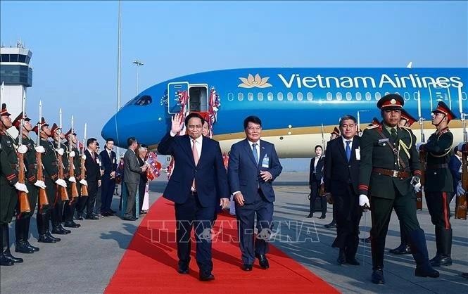 Le Premier ministre Pham Minh Chinh arrive à Vientiane, entamant sa visite au Laos. Photo : VNA. 