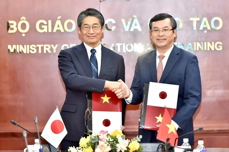 Le vice-ministre de l'Éducation et de la Formation, Nguyên Van Phuc (à droite) et l'ambassadeur japonais, Ito Naoki (à gauche). Photo: L'ambassade du Japon au Vietnam