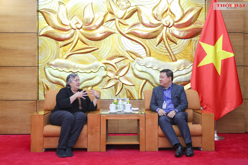 Le vice-président de l’Union des organisations d’amitié du Vietnam (VUFO), Nguyên Ngoc Hung (à droite) et la fondatrice, directrice exécutive et représentante de l’organisation War Legacies Project, Susan Hammond (à gauche). Photo: thoidai.com.vn