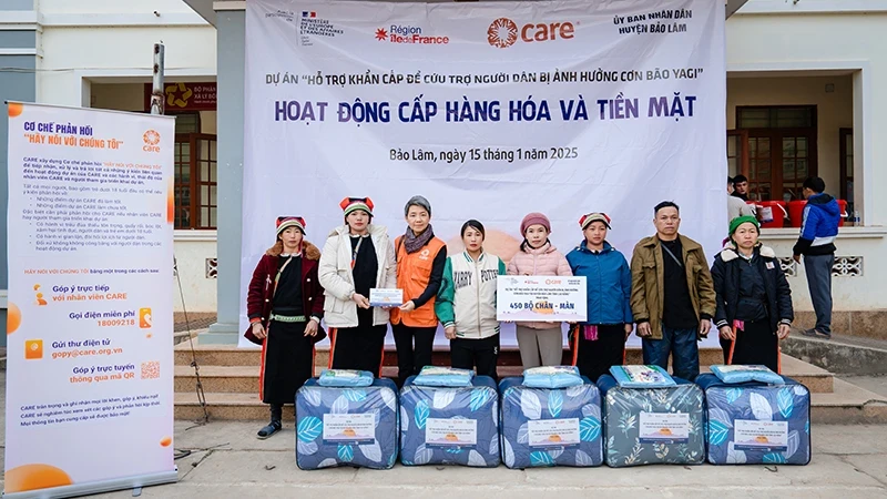 La distribution de kits d'hygiène aux habitants dans le cadre des activités d'aide d'urgence. Photo: CARE.