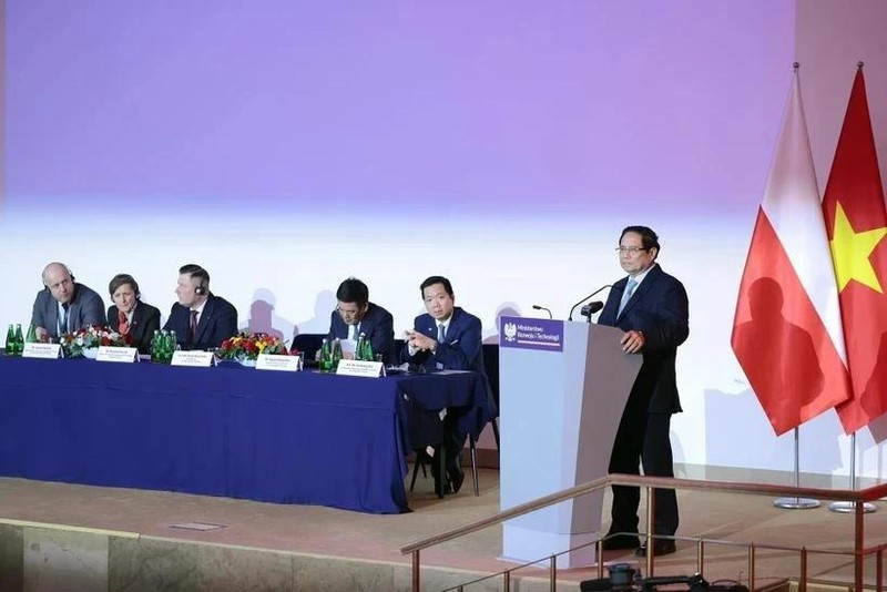 Le Premier ministre Pham Minh Chinh prend la parole au Forum d'affaires Pologne-Vietnam. Photo : VNA 