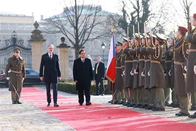 Le Premier ministre tchèque Petr Fiala et Premier ministre Pham Minh Chinh (à droite) inspectent la garde d'honneur lors de la cérémonie de bienvenue. Photo : VNA 