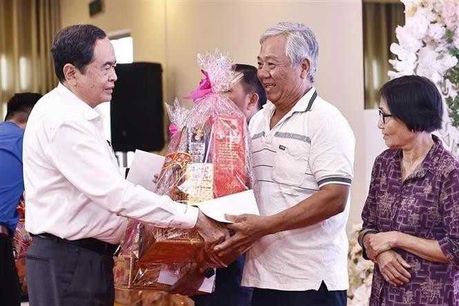 Le président de l’Assemblée nationale Trân Thanh Mân offre des cadeaux aux bénéficiaires des politiques, aux ménages pauvres dans le quartier de Tân An du district de Ninh Kiêu, dans la province de Cân Tho. Photo: VNA