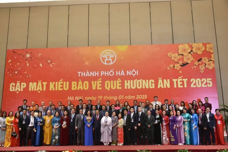  Les délégués et les Viêt kiêu éminents, la vice-ministre des Affaires étrangères, Lê Thi Thu Hang et le président du Comité populaire de Hanoï, Trân Sy Thanh, lors de la rencontre organisée dans le cadre du programme "Printemps au Pays natal 2025". Photo: baoquocte.vn