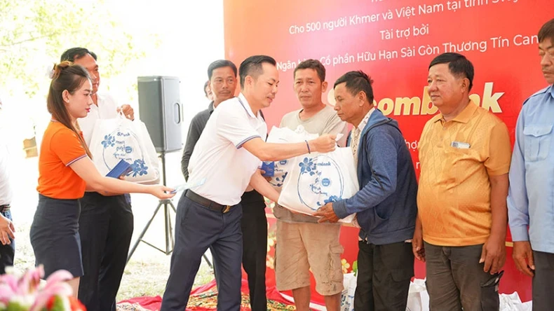 Le directeur général de Sacombank Cambodia, Phùng Thai Phung, offre des cadeaux du Têt traditionnel aux personnes d’origine vietnamienne en difficulté dans la province de Svay Rieng, au Cambodge. Photo : nhandan.vn