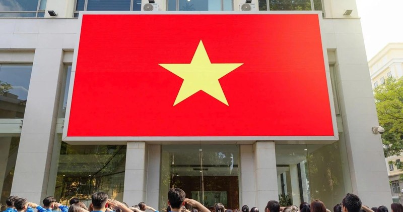 En août 2024, des membres de l'Union de la jeunesse communiste Hô Chi Minh de l'Agence vietnamienne d’information participent à la campagne “Ensemble vers le drapeau de la patrie”, organisée par la Fédération de la jeunesse vietnamienne, l'Autorité des services d'information étrangère du ministère de l'Information et de la Communication (MIC), TikTok et Schannel Network. Photo : VNA