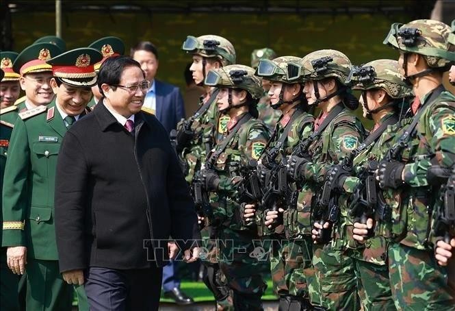 Le Premier ministre Pham Minh Chinh rend visite à la Brigade K3 du Département II du ministère de la Défense, à Hanoi, le 27 janvier. Photo : VNA