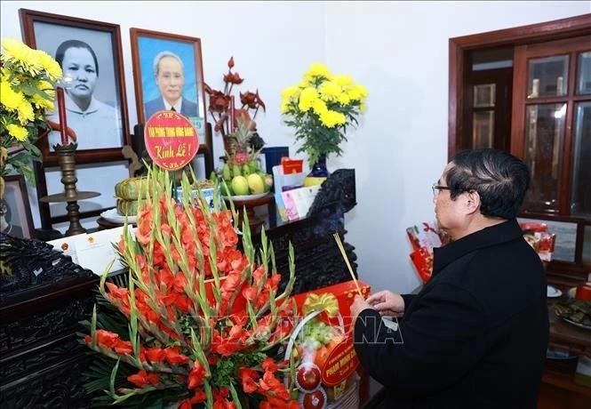 Le Premier ministre Pham Minh Chinh rend hommage au Premier ministre Pham Van Dông. Photo : VNA.