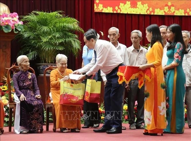 Le président de l’Assemblée nationale Trân Thanh Mân offre des cadeaux aux mères héroïnes, à Cân Tho, le 26 janvier. Photo: VNA