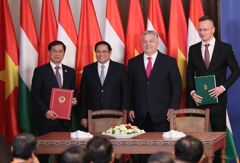 Le Premier ministre Pham Minh Chinh et le Premier ministre hongrois Viktor Orbán ont assisté à la signature d'un document de coopération entre le ministère des Affaires étrangères du Vietnam et le ministère des Affaires étrangères et du Commerce extérieur de Hongrie lors de la visite officielle en Hongrie, en janvier 2024. Photo: VNA