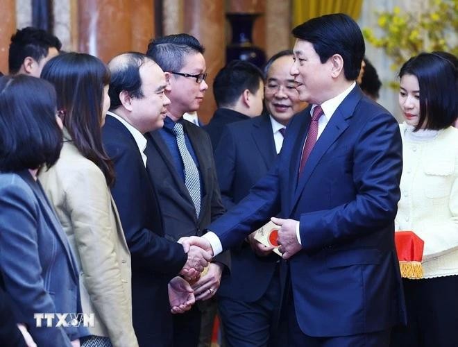 Le président Luong Cuong (à droite) rencontre le personnel du bureau présidentiel à Hanoi, le 3 février 2025. Photo : VNA