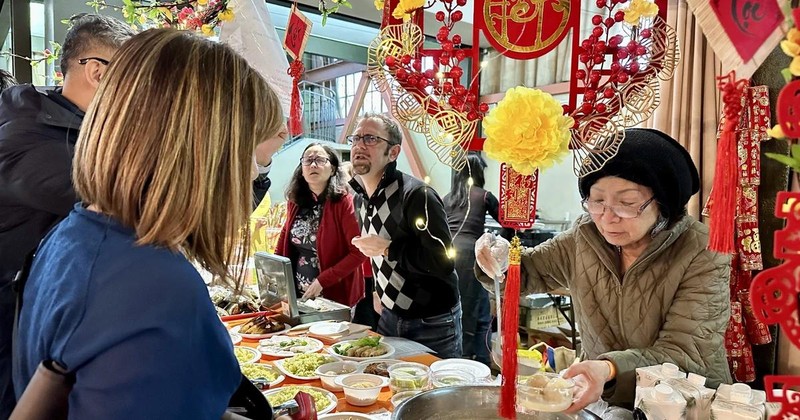 Dans un stand organisé lors de l’événement, à Nogent-sur-Marne, le 1er février. Photo : VNA