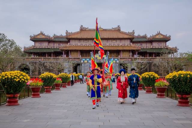 Le Comité de gestion des monuments de l’ancienne capitale impériale de Huê a organisé diverses activités culturelles uniques au sein de la Cité impériale. Photo: hanoimoi.vn 