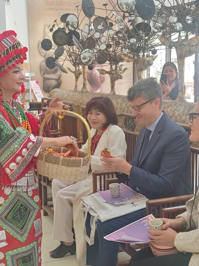 Les activités culturelles organisées à la Galerie du Musée du Pont Long Biên ont vu la participation du représentant en chef de l'UNESCO, Jonathan Wallace Baker.