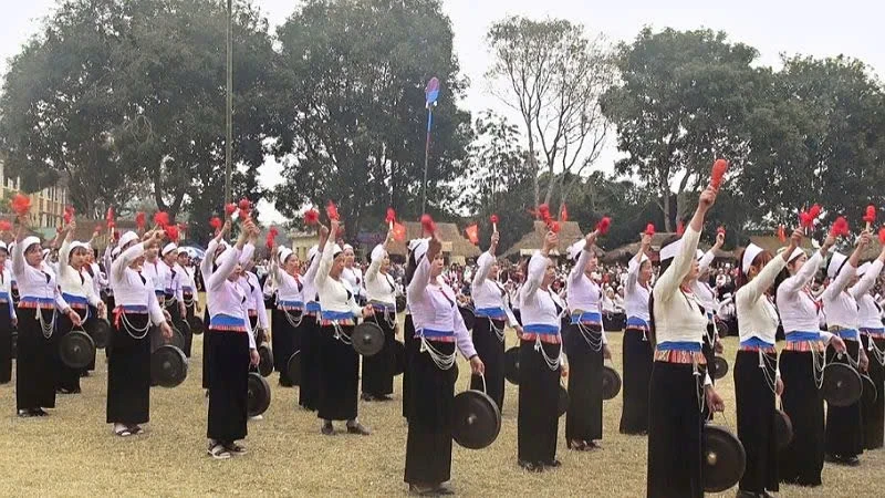 La performance du gong Muong de Hoa Bình est une caractéristique incontournable du festival. Photo : nhandan.vn